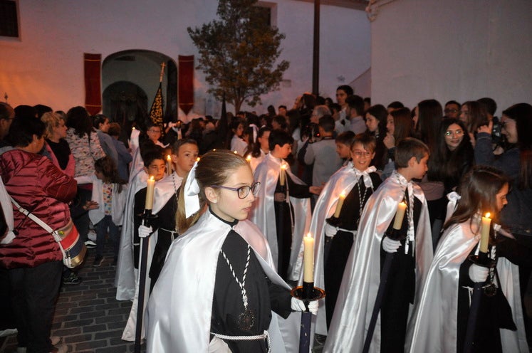 La excelente temperatura, en noche primaveral, facilitó que miles de personas presenciarán el desfile procesiona.