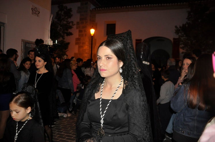 La excelente temperatura, en noche primaveral, facilitó que miles de personas presenciarán el desfile procesiona.