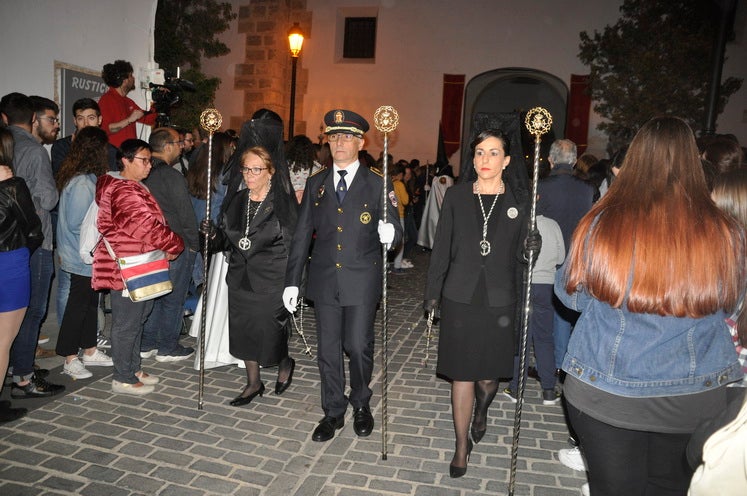 La excelente temperatura, en noche primaveral, facilitó que miles de personas presenciarán el desfile procesiona.