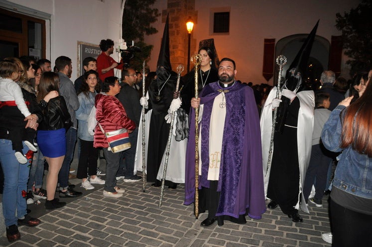 La excelente temperatura, en noche primaveral, facilitó que miles de personas presenciarán el desfile procesiona.