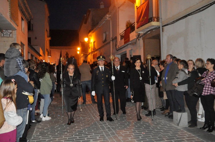 La excelente temperatura, en noche primaveral, facilitó que miles de personas presenciarán el desfile procesiona.