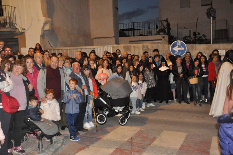 La excelente temperatura, en noche primaveral, facilitó que miles de personas presenciarán el desfile procesiona.