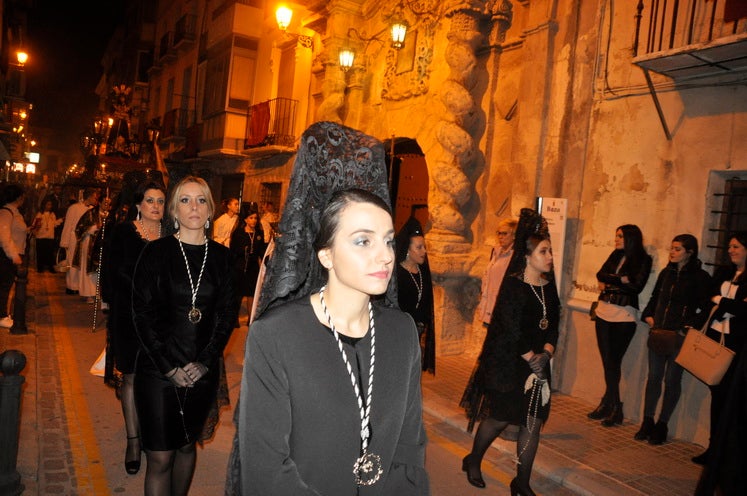 La excelente temperatura, en noche primaveral, facilitó que miles de personas presenciarán el desfile procesiona.