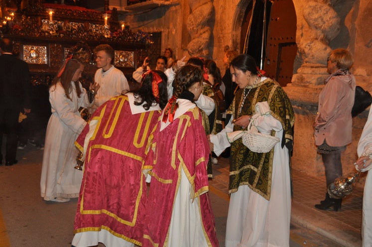 La excelente temperatura, en noche primaveral, facilitó que miles de personas presenciarán el desfile procesiona.