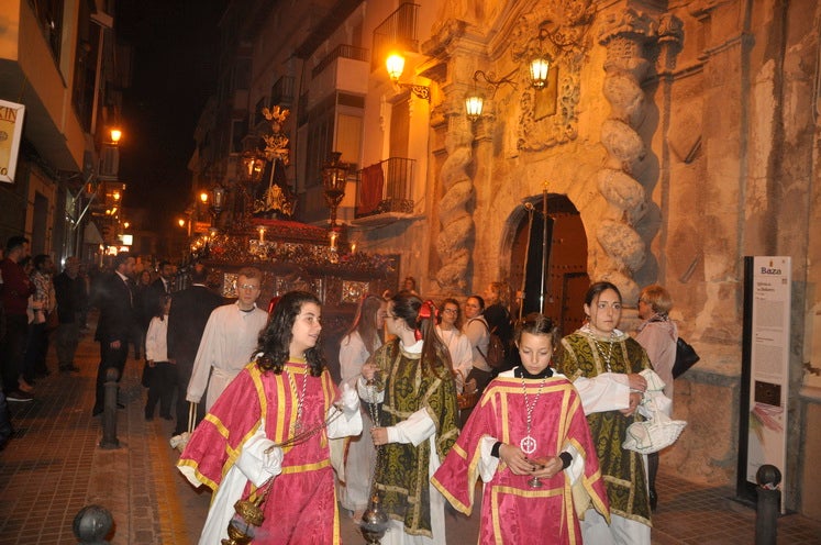 La excelente temperatura, en noche primaveral, facilitó que miles de personas presenciarán el desfile procesiona.