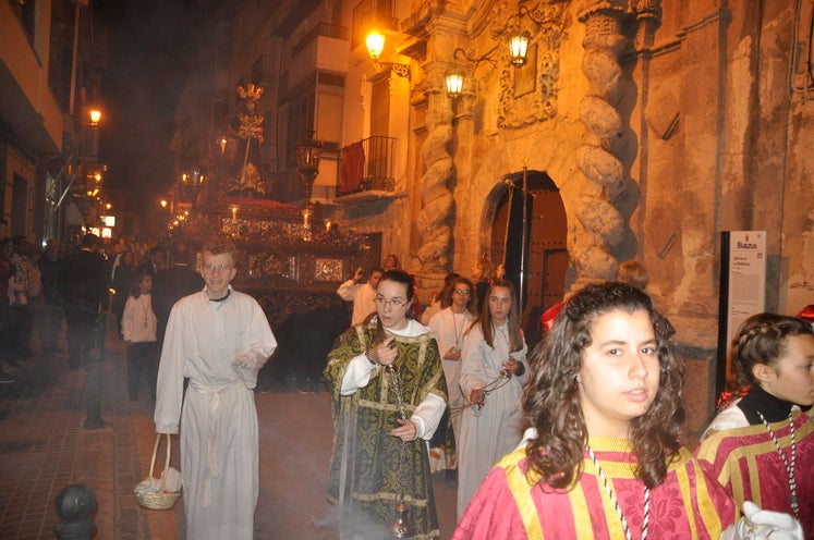 La excelente temperatura, en noche primaveral, facilitó que miles de personas presenciarán el desfile procesiona.