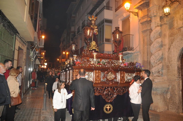 La excelente temperatura, en noche primaveral, facilitó que miles de personas presenciarán el desfile procesiona.