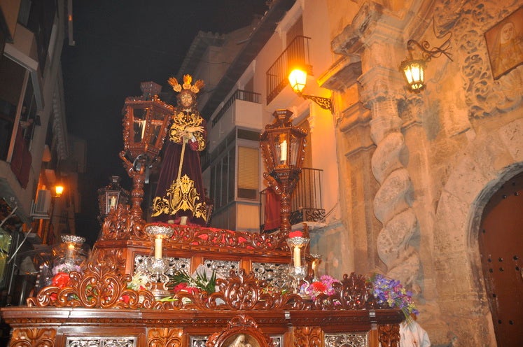 La excelente temperatura, en noche primaveral, facilitó que miles de personas presenciarán el desfile procesiona.