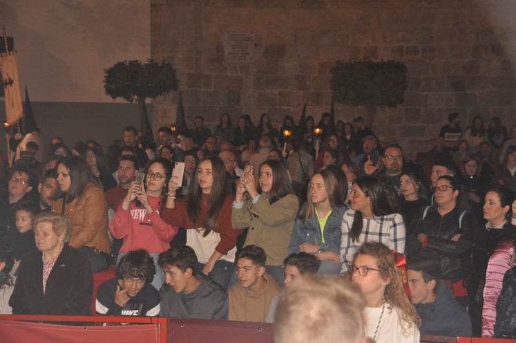 La excelente temperatura, en noche primaveral, facilitó que miles de personas presenciarán el desfile procesiona.