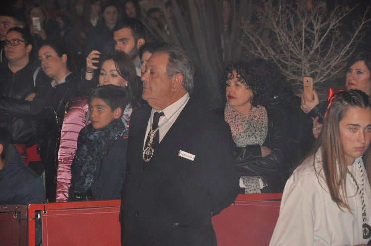 La excelente temperatura, en noche primaveral, facilitó que miles de personas presenciarán el desfile procesiona.