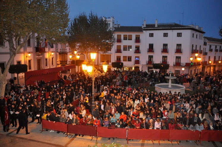 Miles de personas llenan la Plaza Mayor para ver la salida desde la iglesia colegiata bastetana