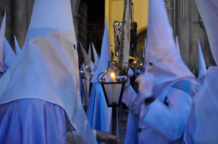 Miles de personas llenan la Plaza Mayor para ver la salida desde la iglesia colegiata bastetana