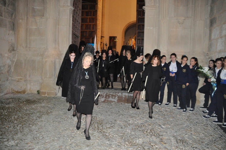 Miles de personas llenan la Plaza Mayor para ver la salida desde la iglesia colegiata bastetana