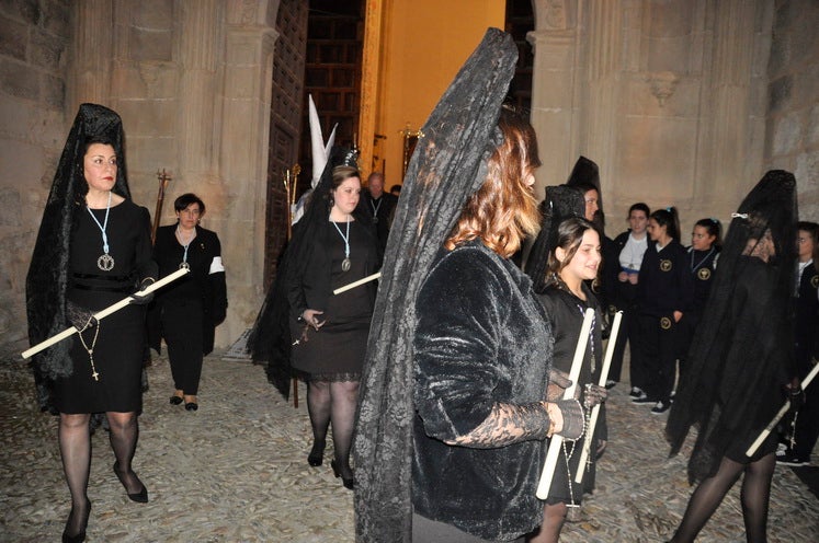 Miles de personas llenan la Plaza Mayor para ver la salida desde la iglesia colegiata bastetana