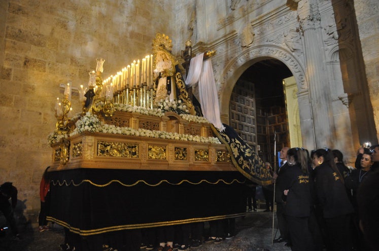 Miles de personas llenan la Plaza Mayor para ver la salida desde la iglesia colegiata bastetana