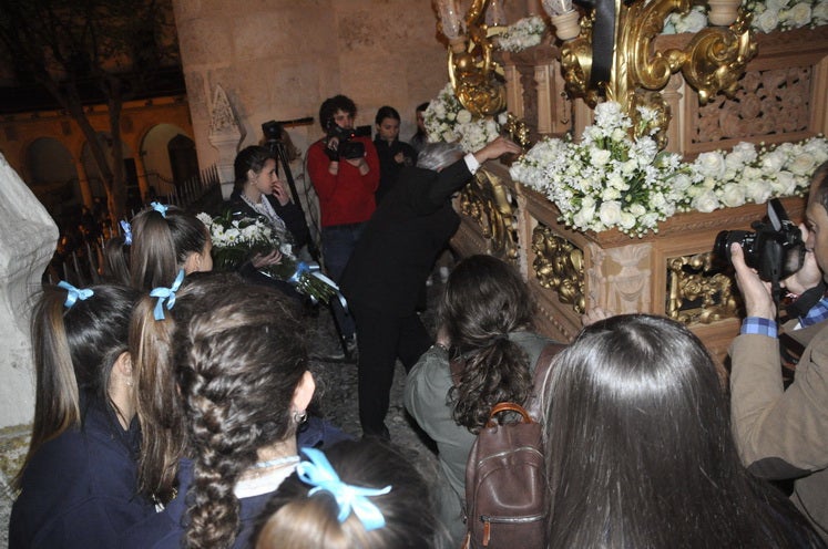 Miles de personas llenan la Plaza Mayor para ver la salida desde la iglesia colegiata bastetana