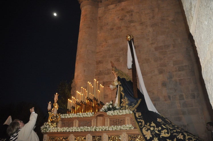 Miles de personas llenan la Plaza Mayor para ver la salida desde la iglesia colegiata bastetana