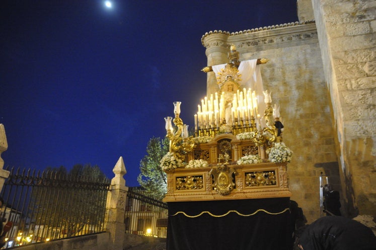 Miles de personas llenan la Plaza Mayor para ver la salida desde la iglesia colegiata bastetana