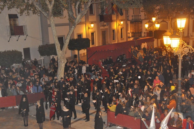 Miles de personas llenan la Plaza Mayor para ver la salida desde la iglesia colegiata bastetana