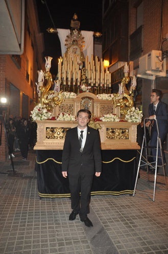 Miles de personas llenan la Plaza Mayor para ver la salida desde la iglesia colegiata bastetana