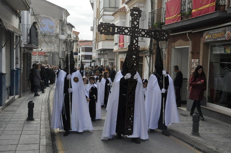 Fotos: La Cofradía de Santiago realiza una excelente estación de penitencia
