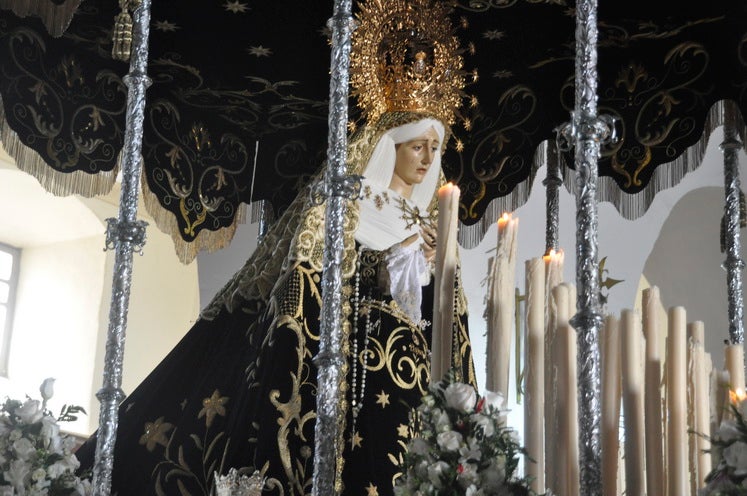 Fotos: La Cofradía de Santiago realiza una excelente estación de penitencia