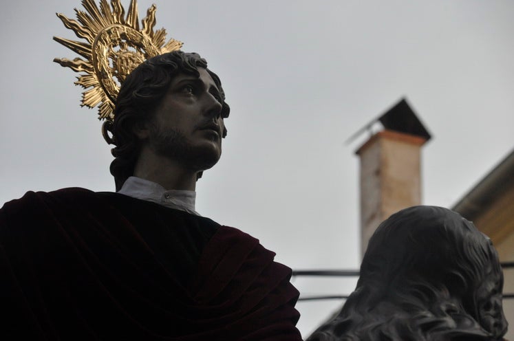 Fotos: La Cofradía de Santiago realiza una excelente estación de penitencia