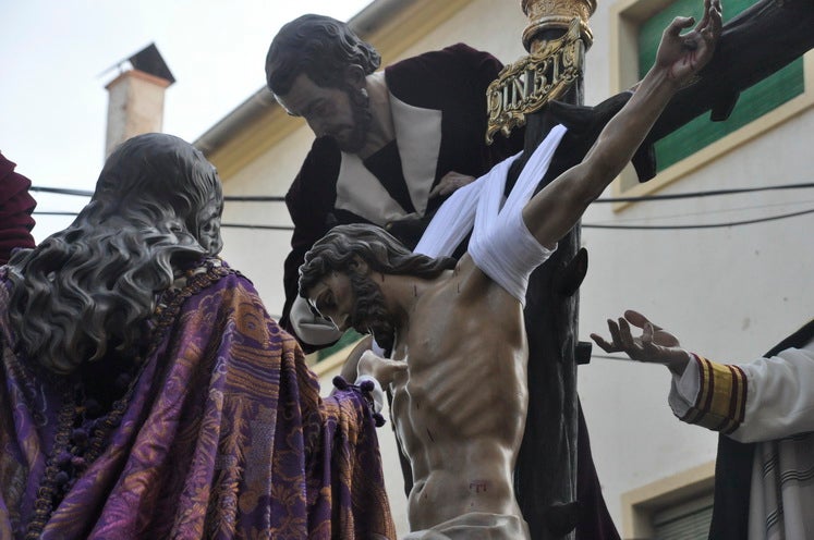 Fotos: La Cofradía de Santiago realiza una excelente estación de penitencia
