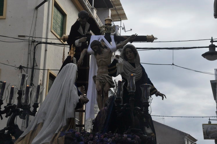 Fotos: La Cofradía de Santiago realiza una excelente estación de penitencia