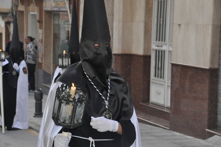 Fotos: La Cofradía de Santiago realiza una excelente estación de penitencia