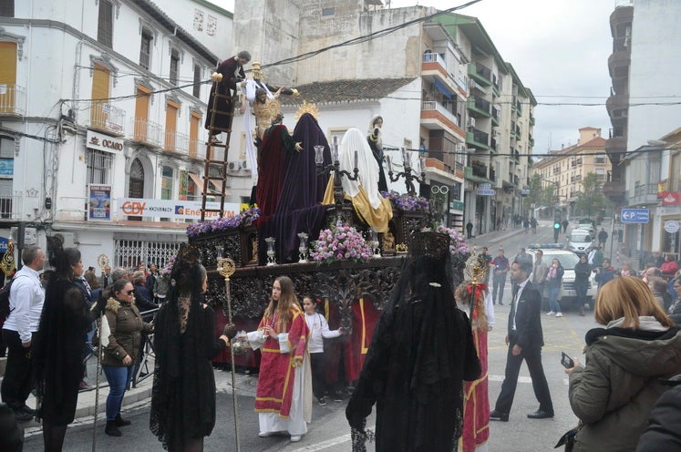 Fotos: La Cofradía de Santiago realiza una excelente estación de penitencia