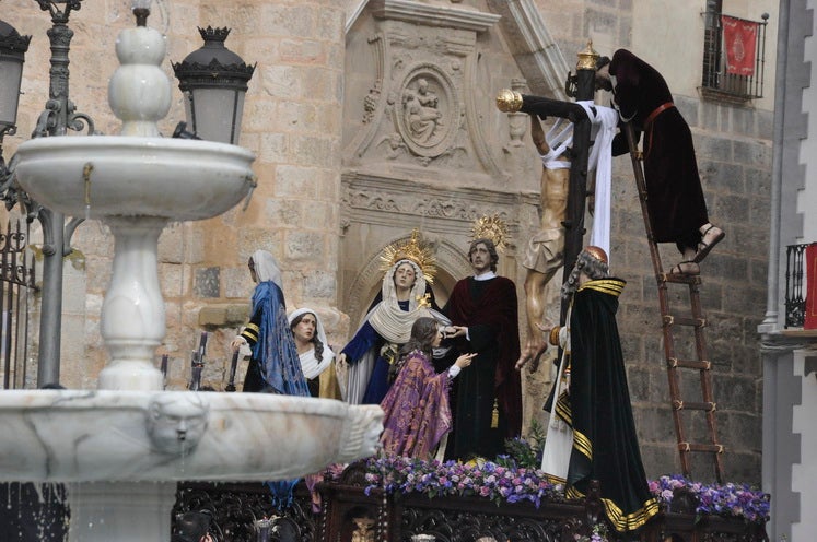 Fotos: La Cofradía de Santiago realiza una excelente estación de penitencia