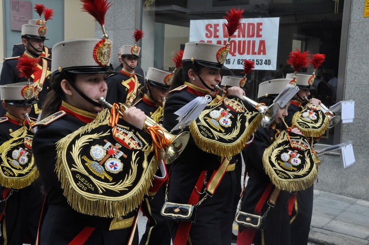 Fotos: La Cofradía de Santiago realiza una excelente estación de penitencia