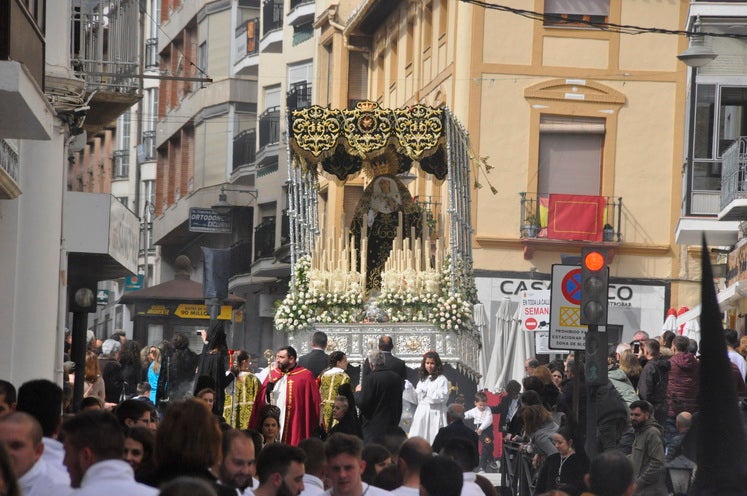 Fotos: La Cofradía de Santiago realiza una excelente estación de penitencia