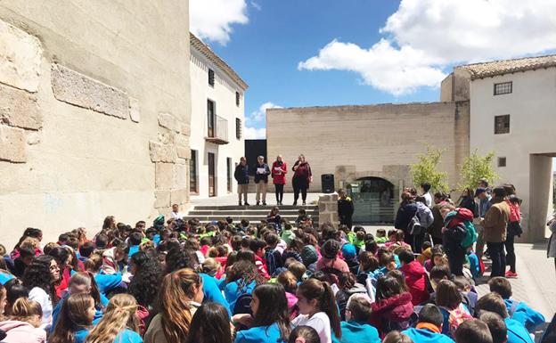Alumnos particiopantes junto al Pósito 