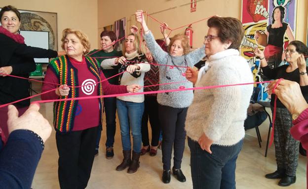Un grupo de mujeres en una dinámica de habilidades.