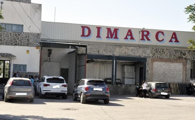 Familiares y trabajadores esta mañana, en la entrada de la fábrica