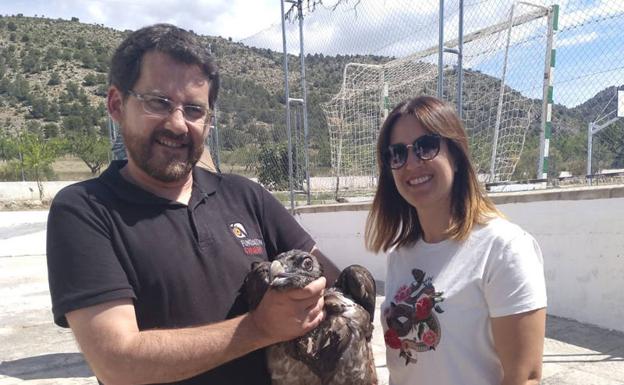 Uno de los polluelos hembra junto a Silvia Alcázar una de las madres de alumnos que han asistido al acto 