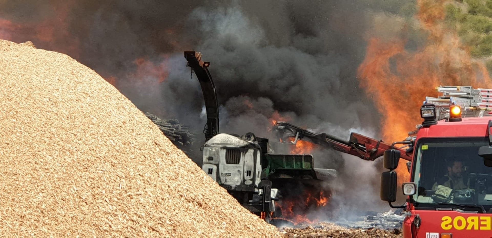 Fotos: Las imágenes del incendio de la fábrica de pellets de Huéscar