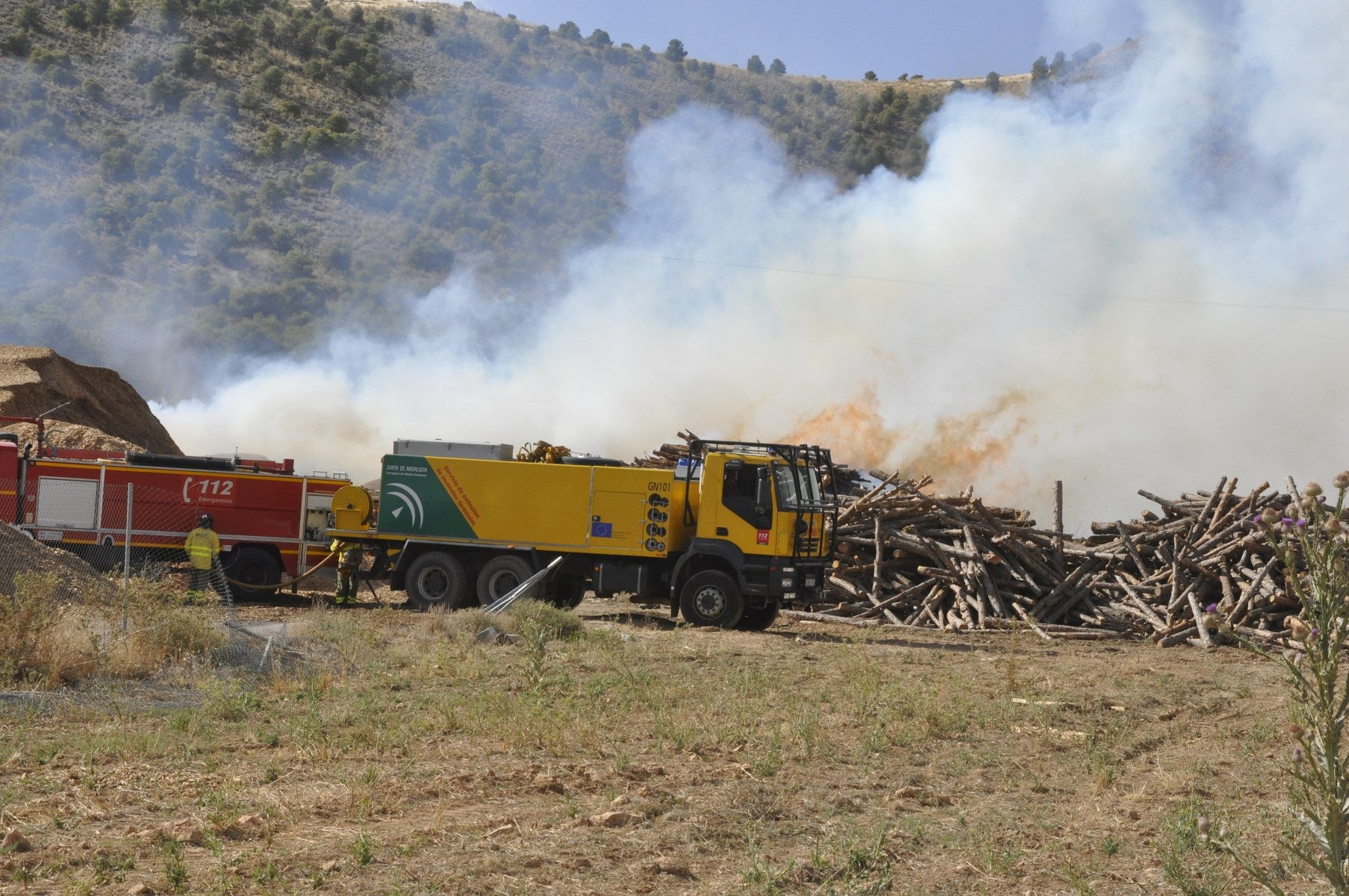 Fotos: Las imágenes del incendio de la fábrica de pellets de Huéscar