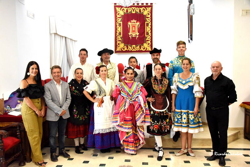 El baile multicolor del folclore mundial en Baza