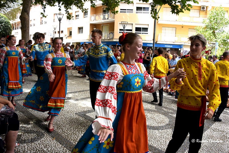 El baile multicolor del folclore mundial en Baza