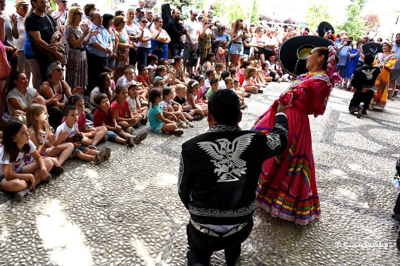 El baile multicolor del folclore mundial en Baza