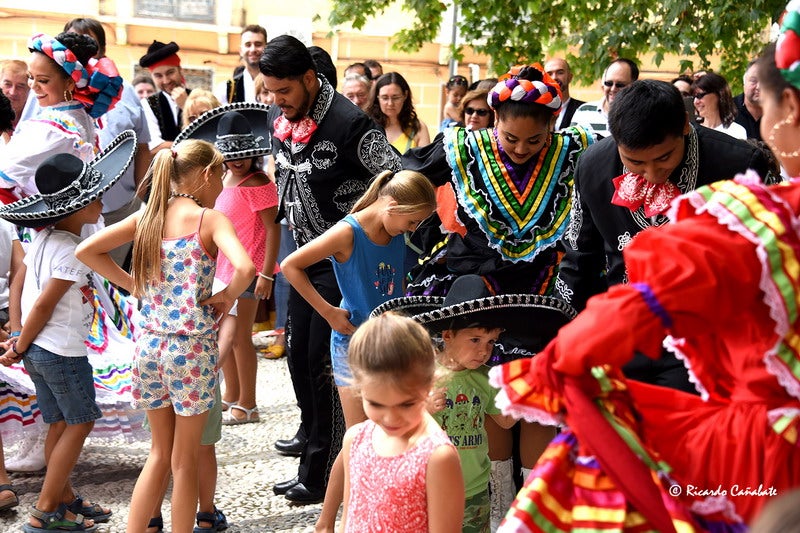 El baile multicolor del folclore mundial en Baza