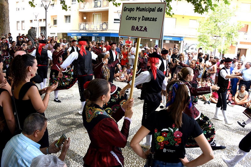 El baile multicolor del folclore mundial en Baza