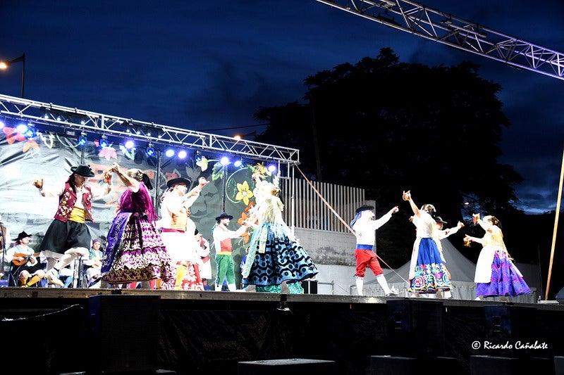 El baile multicolor del folclore mundial en Baza