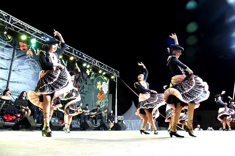 El baile multicolor del folclore mundial en Baza