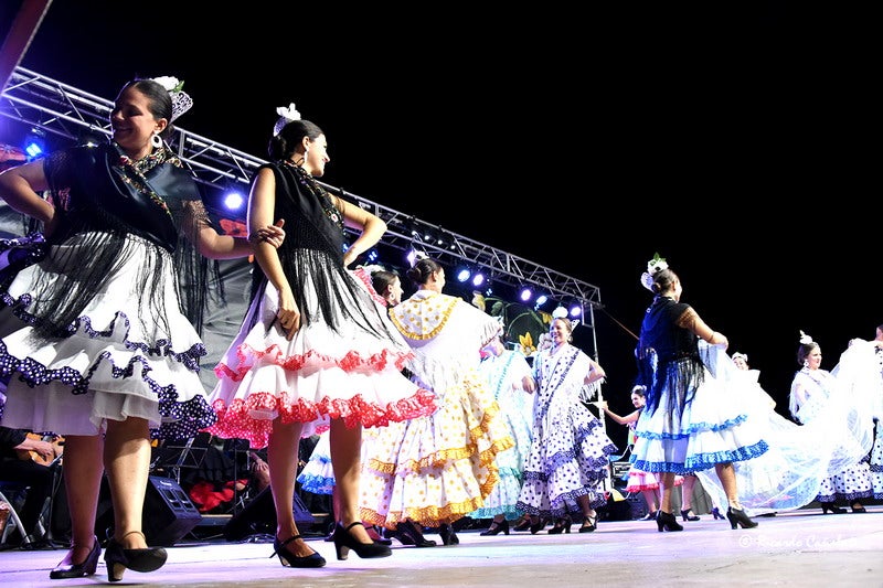 El baile multicolor del folclore mundial en Baza