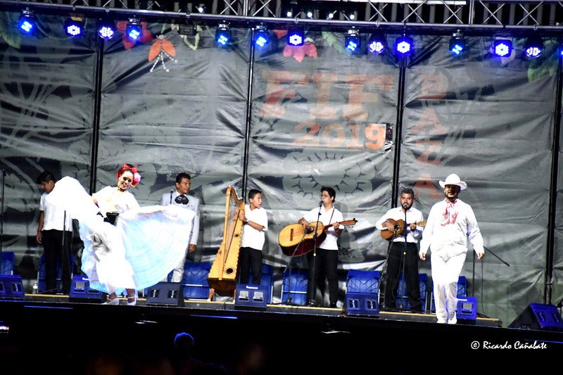 El baile multicolor del folclore mundial en Baza