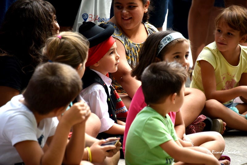 El baile multicolor del folclore mundial en Baza